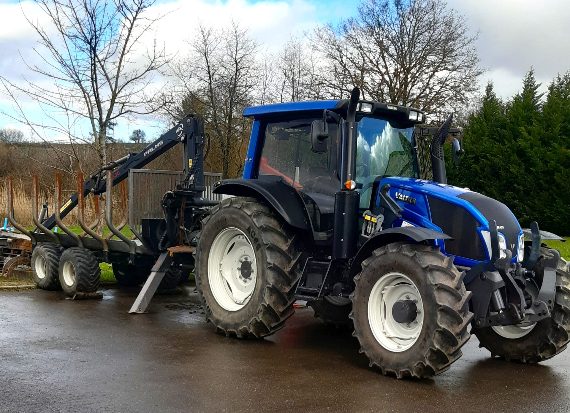 Tracteur avec remorque forestière pour évacuation des bois