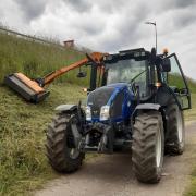 Tracteur avec épareuse bras longueur 6m avec rotor herbe ou bois