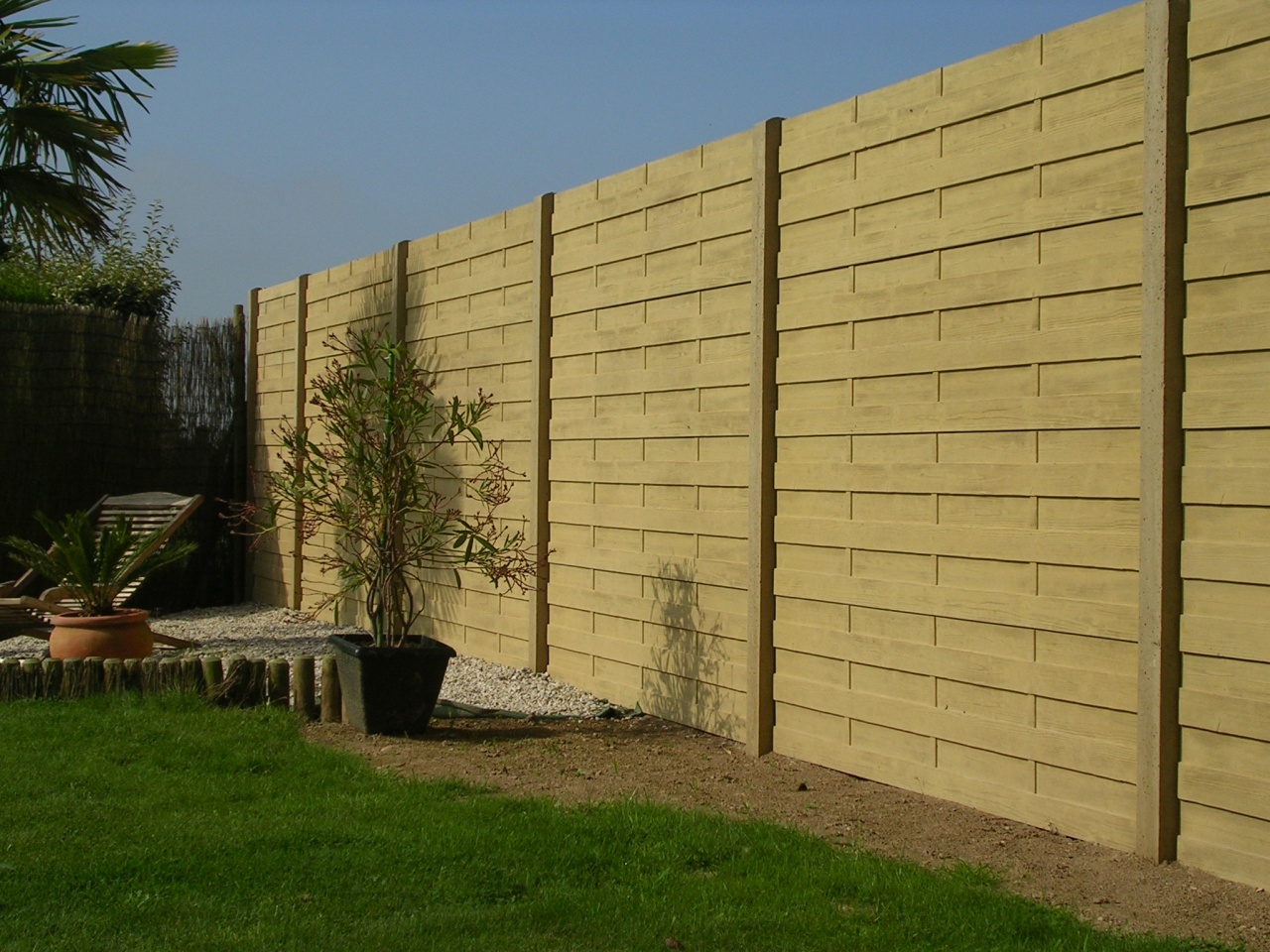 Poser une clôture avec des panneaux en bois (Castorama) 